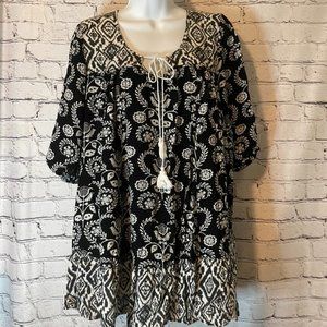 En Creme Tunic/Babydoll Top Black & White Motif - size Medium